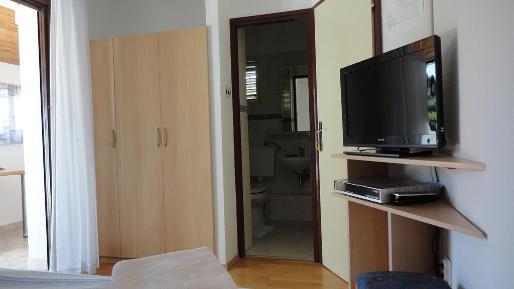 Guesthouse Apartment Bozica Бол Экстерьер фото