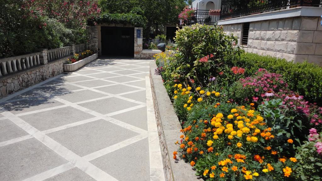 Guesthouse Apartment Bozica Бол Экстерьер фото